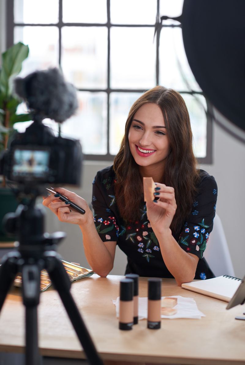 Creadora de contenido grabando un vídeo