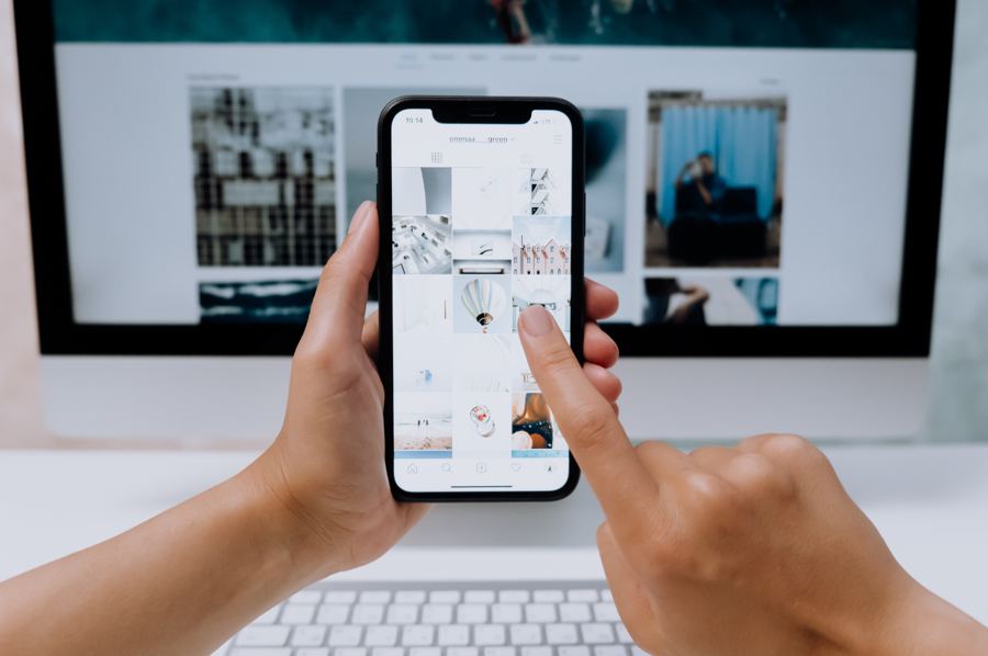 Móvil mostrando un feed de Instagram